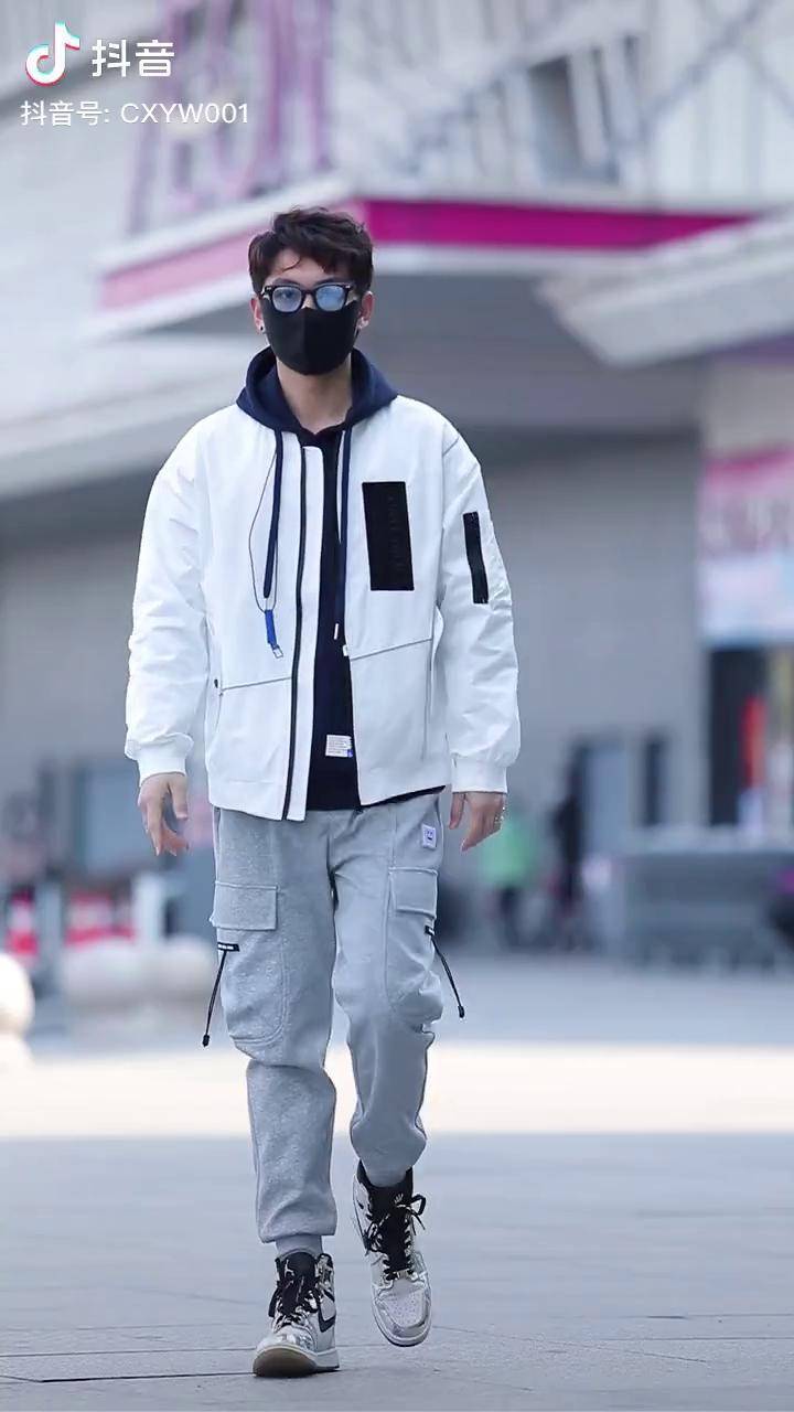 春款春款上新时尚街拍每日穿搭品质男装卫衣穿搭帅哥棒球服dou小助手