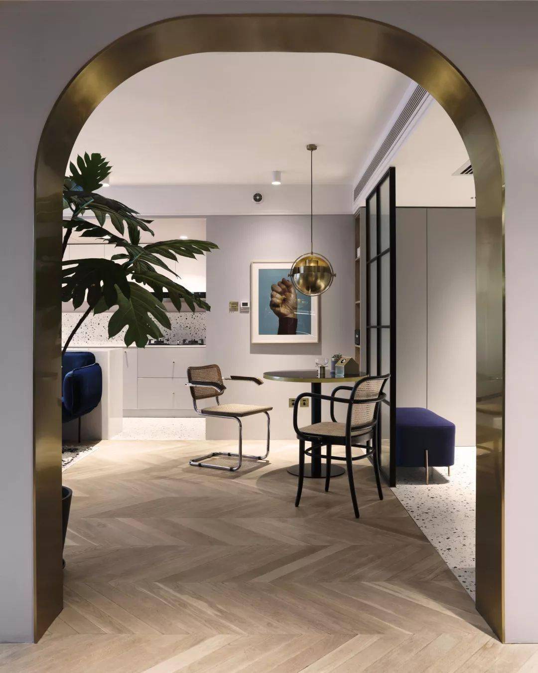 一侧超大的拱形全身镜与垭口相呼应,非常和谐.