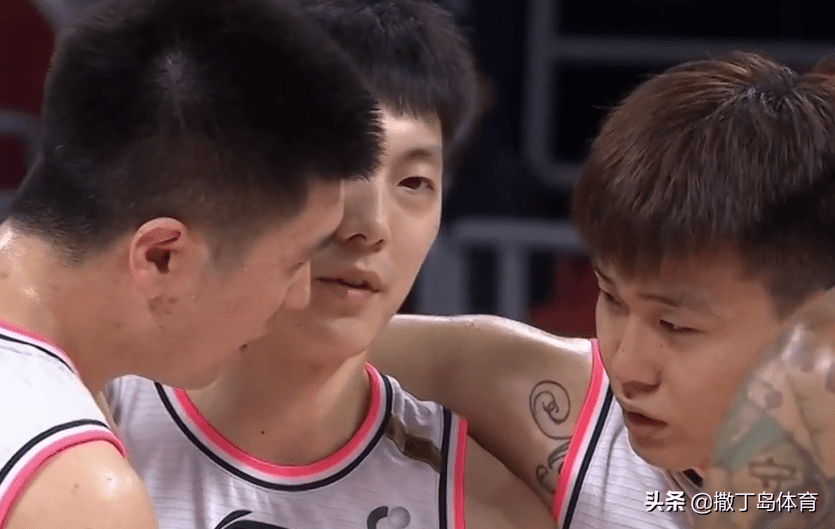 易建联三分也开了,威姆斯反击空篮没进,丛明晨三分球止血,赵睿突分