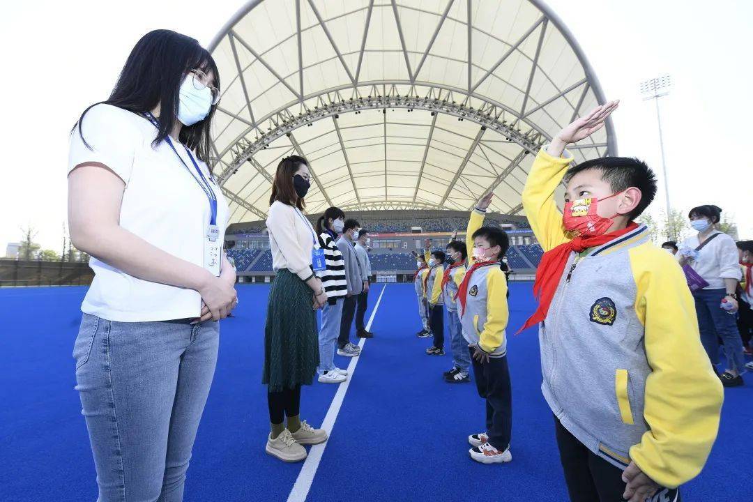 家弄幼兒園孩子們巧用錫紙捏出一個個亞運運動小人用筆繪出可愛靈動的