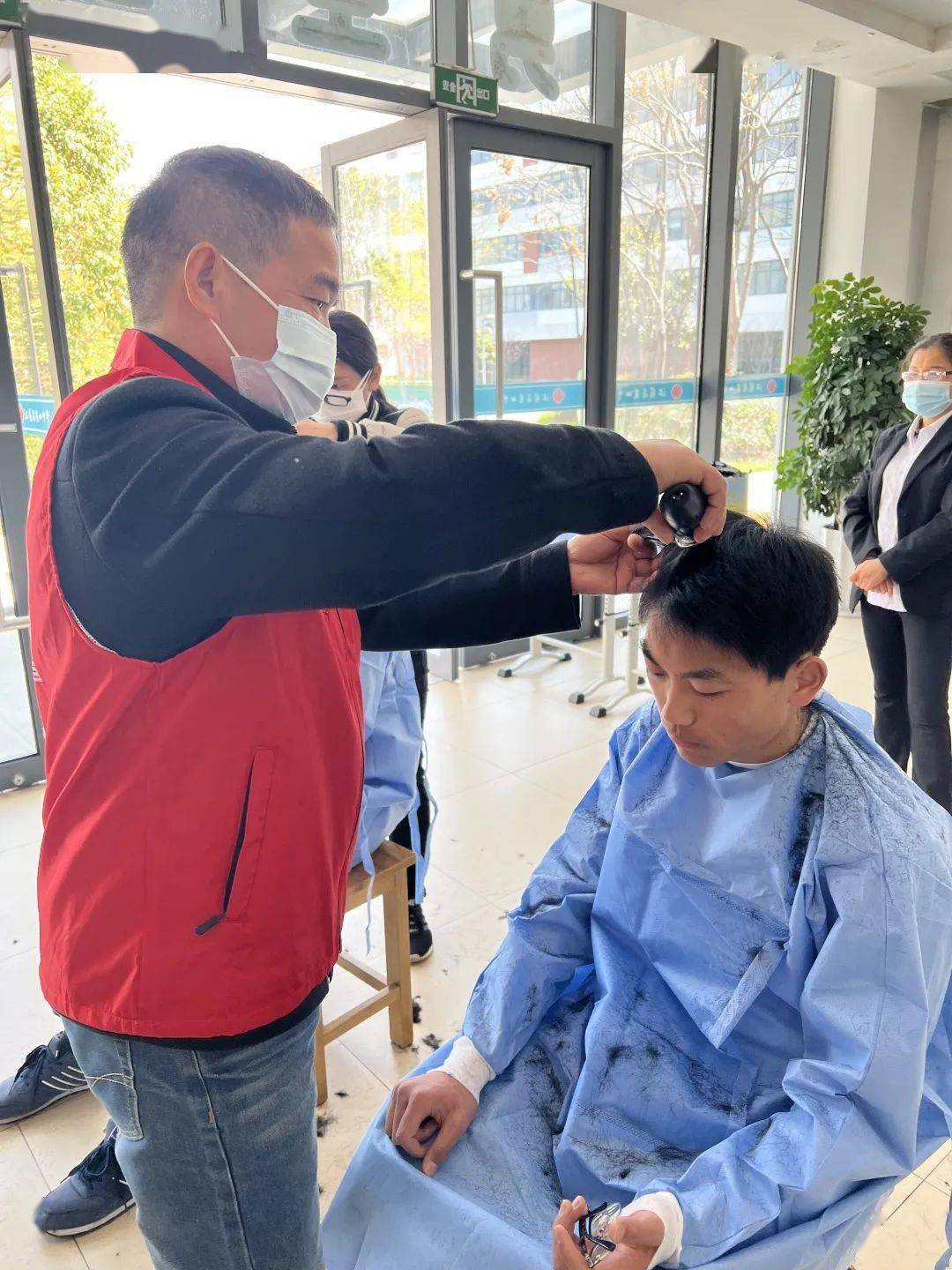 尽管只有推子梳子等简易工具手艺也不够精湛但他们依旧用心设计