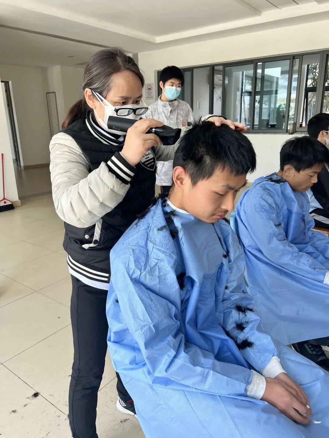 尽管只有推子梳子等简易工具手艺也不够精湛但他们依旧用心设计