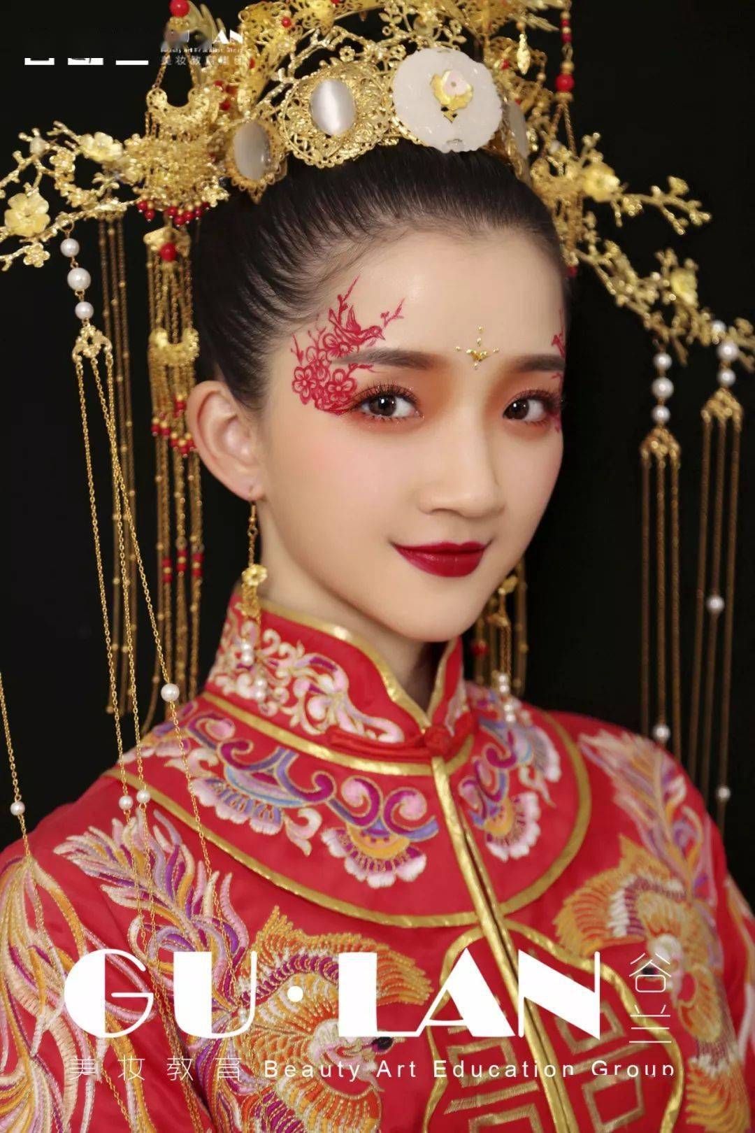 鲜花减龄妆容清新减龄妆容配以鲜花头饰让你仙气十足,鲜花造型搭上