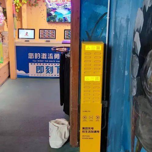 美团充电宝比小电更小巧,手握感觉更好,更方便游客游玩时携带,且其
