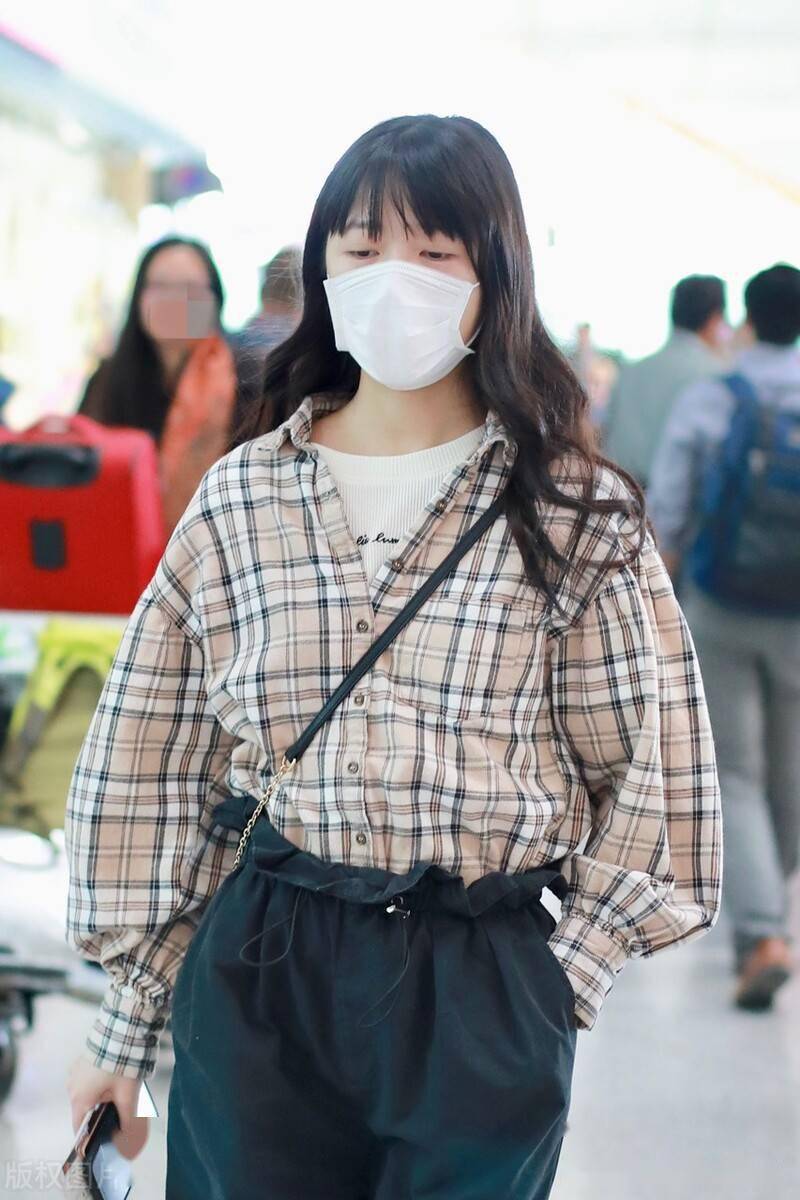徐娇格子衬衣搭休闲裤现身机场,朴素大方气质好