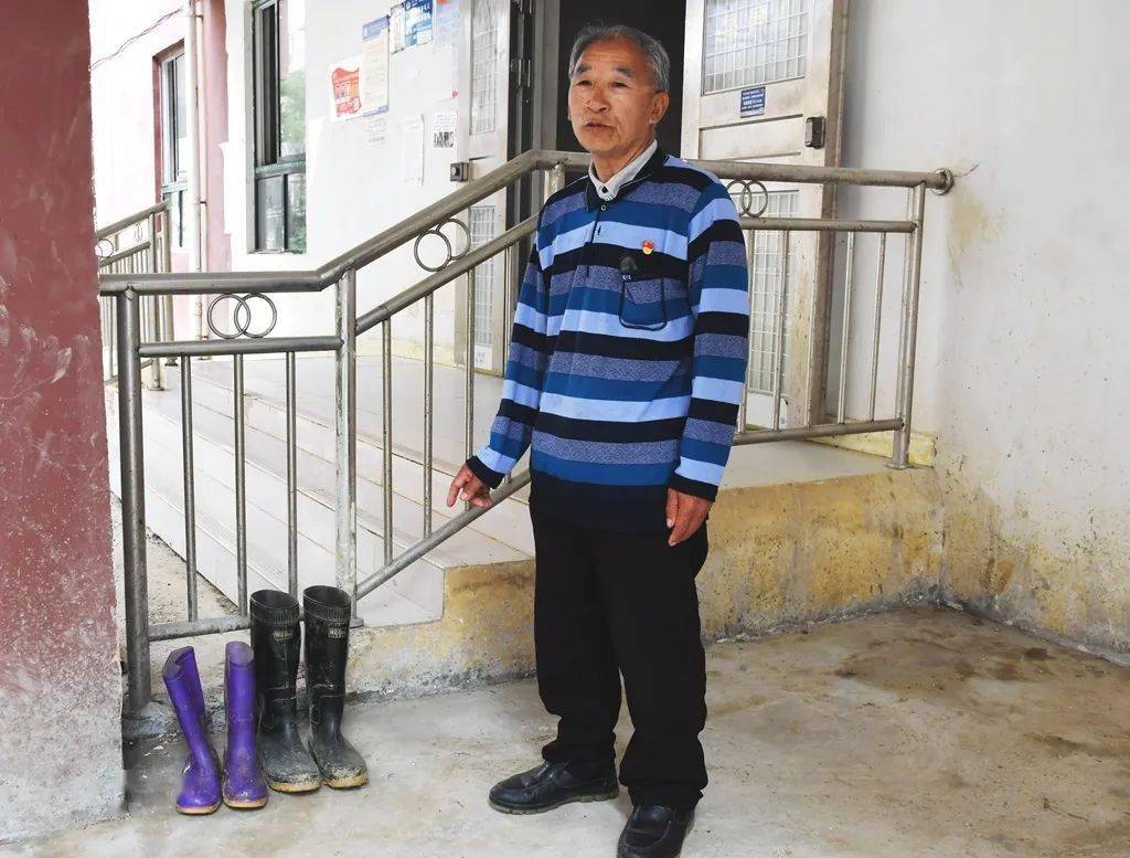 乡八一社区阳光小区看到,几乎每栋楼出口旁的空地上都整齐摆放着雨靴