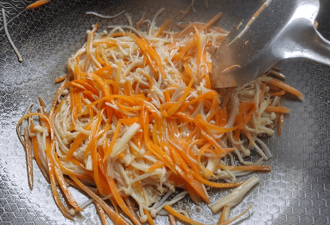 白萝卜炒金针菇图片