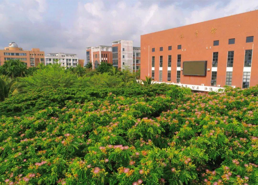 北师大万宁附属中学高清图校园春色藏不住