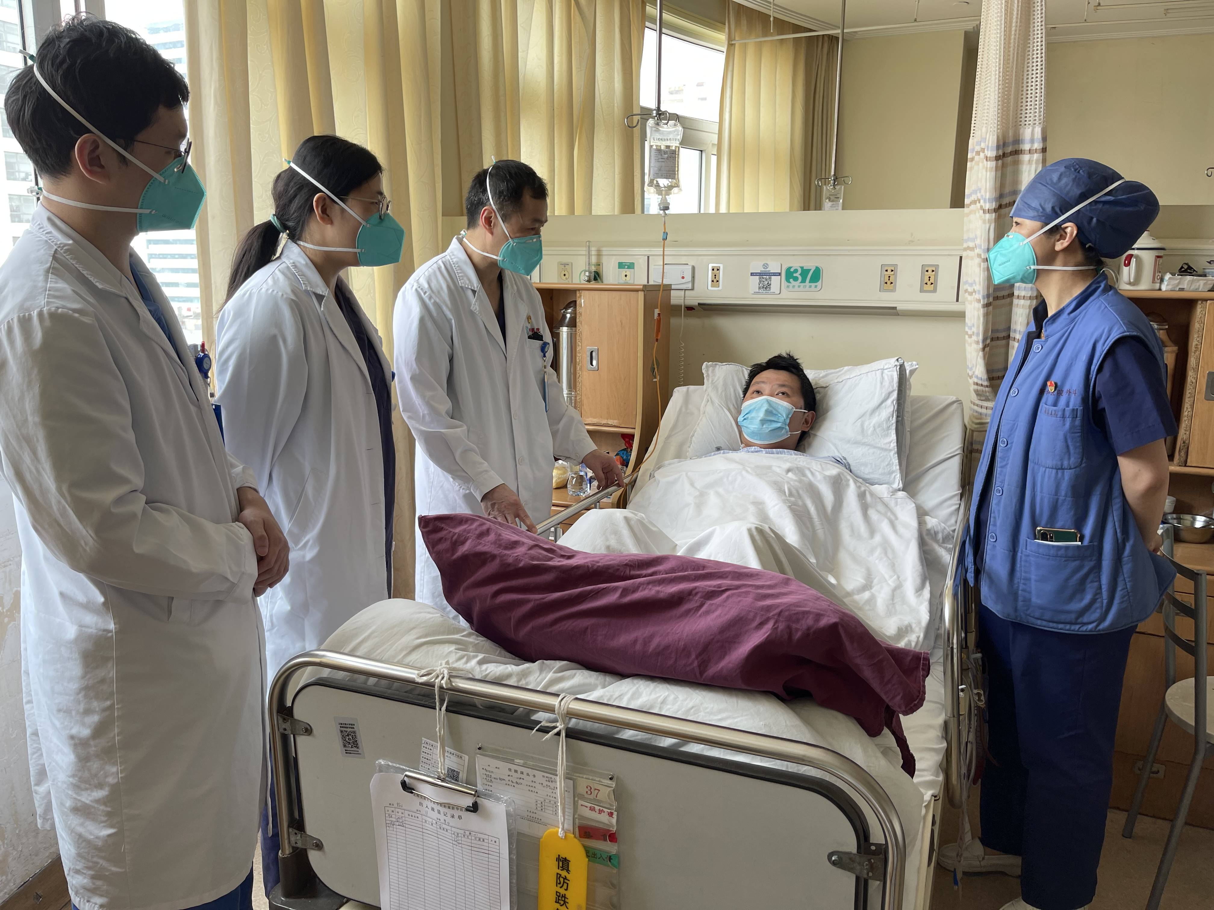 快递小哥雨夜摔伤导致失血性休克，新华医院紧急救治转危为安_搜狐网