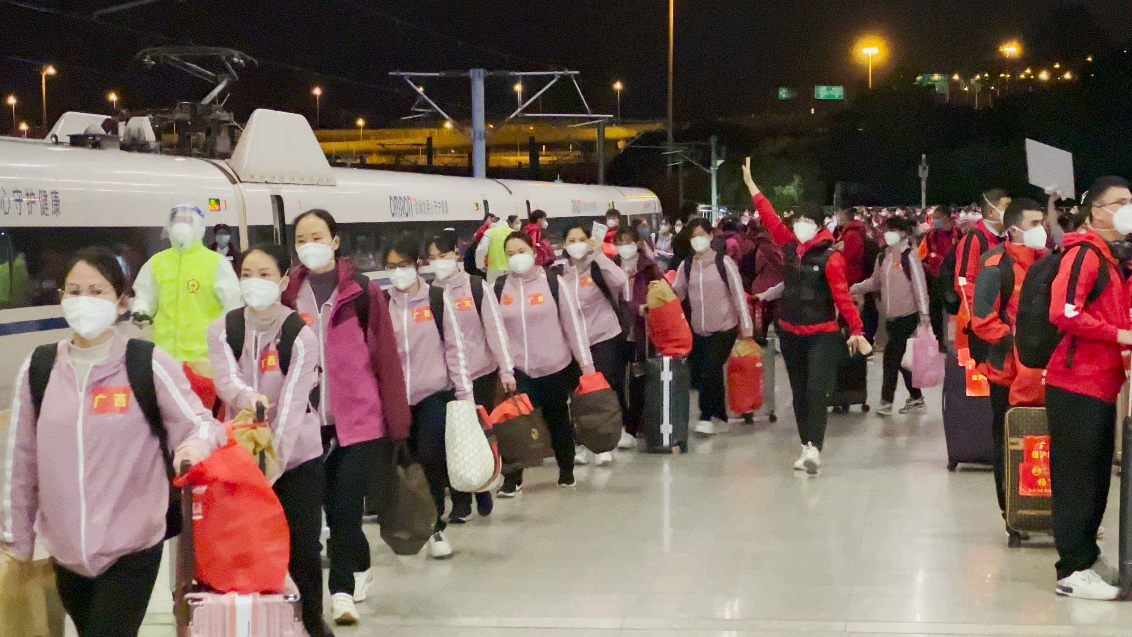 南宁首趟援沪专列抵达，700余名医务人员驰援抗疫一线