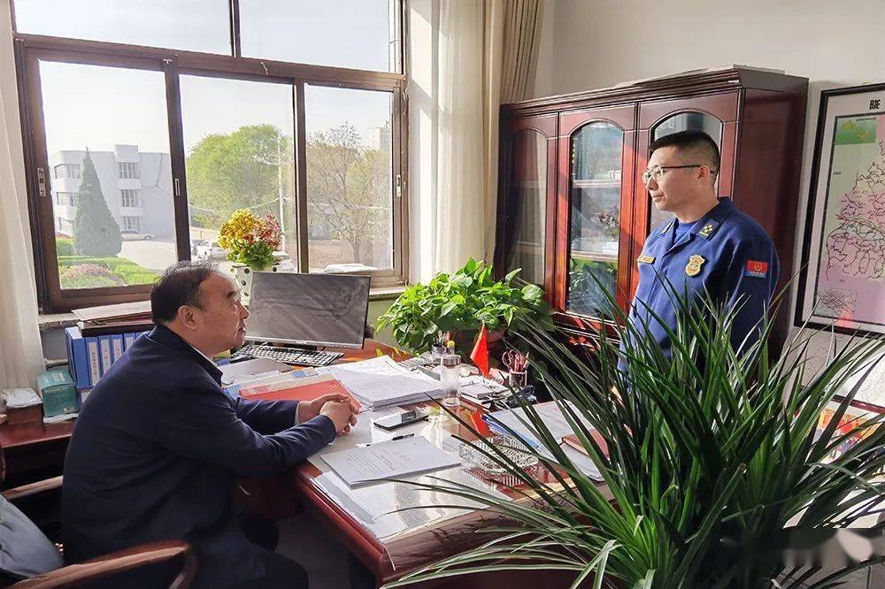 定西市陇西县委常委,副县长包俊林听取消防工作汇报