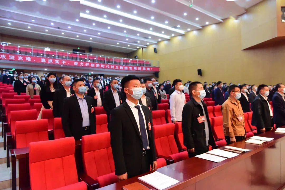 县委书记冯利霞等县领导到场祝贺这次大会应到委员274名,实到委员227