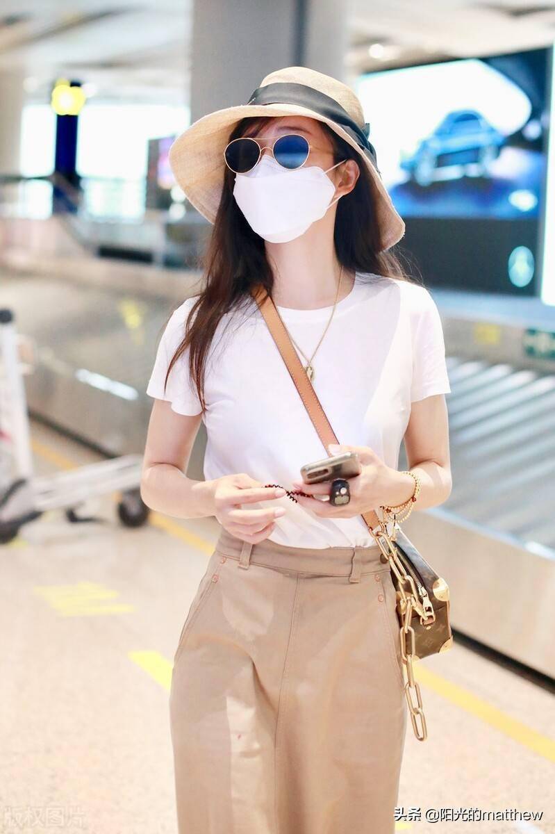 街拍:张静初穿纯色t恤时尚甜美_机场_张静初_纯色