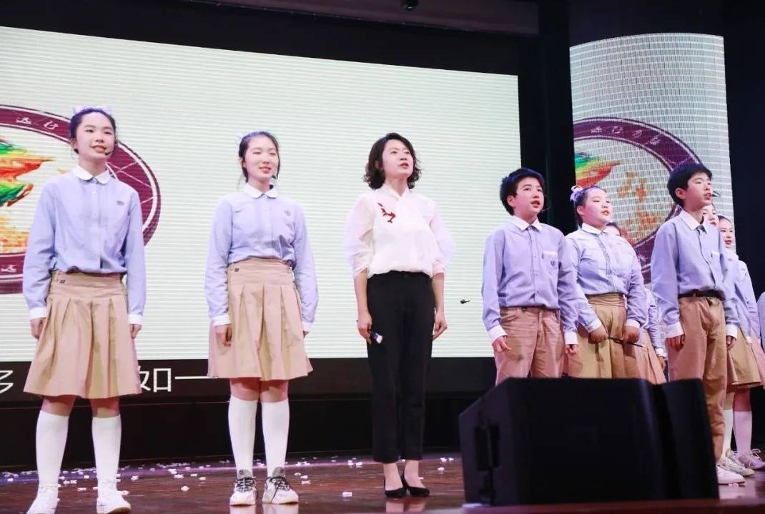 教师登台与学生并肩作战(央广网发 鲁能巴蜀中学供图)教师登台与学生