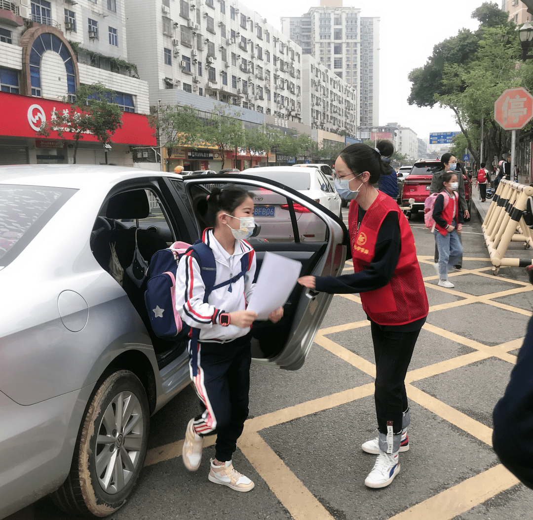 岗执勤,维持学校周边交通秩序,疏导上学高峰期拥挤的交通以及护送孩子