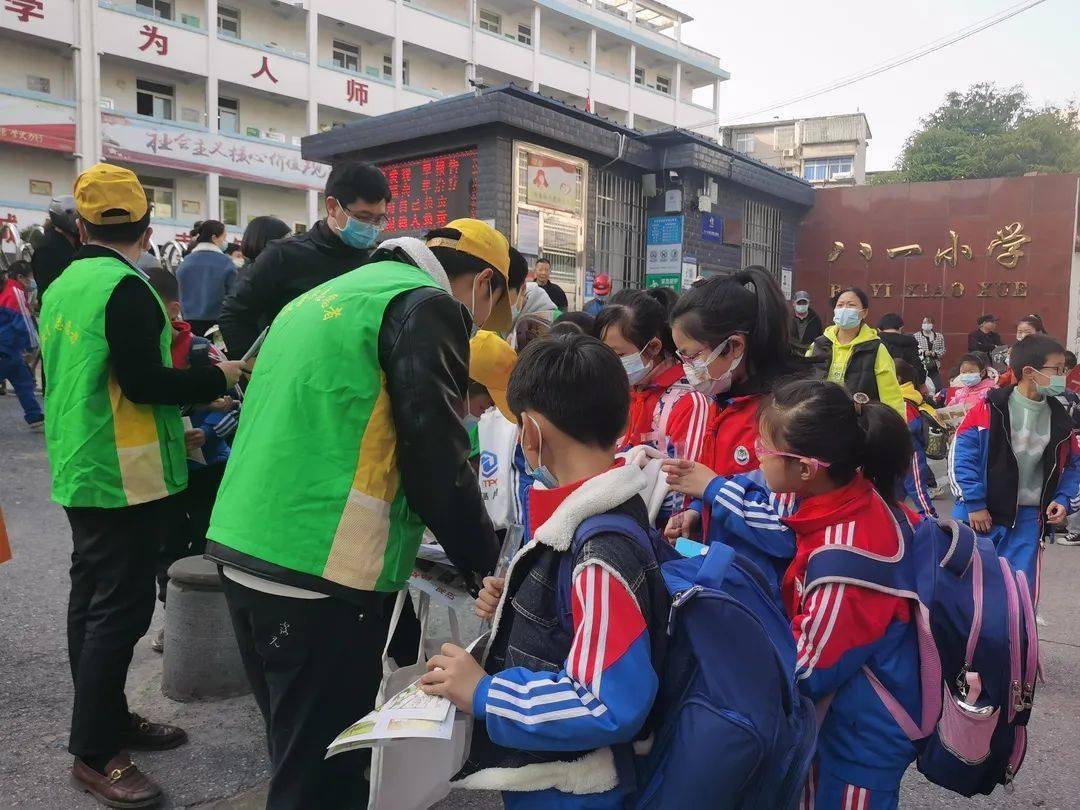 近期,萍乡工务段前往萍乡八一小学,新余市渝水区通济小学开展"知路 爱