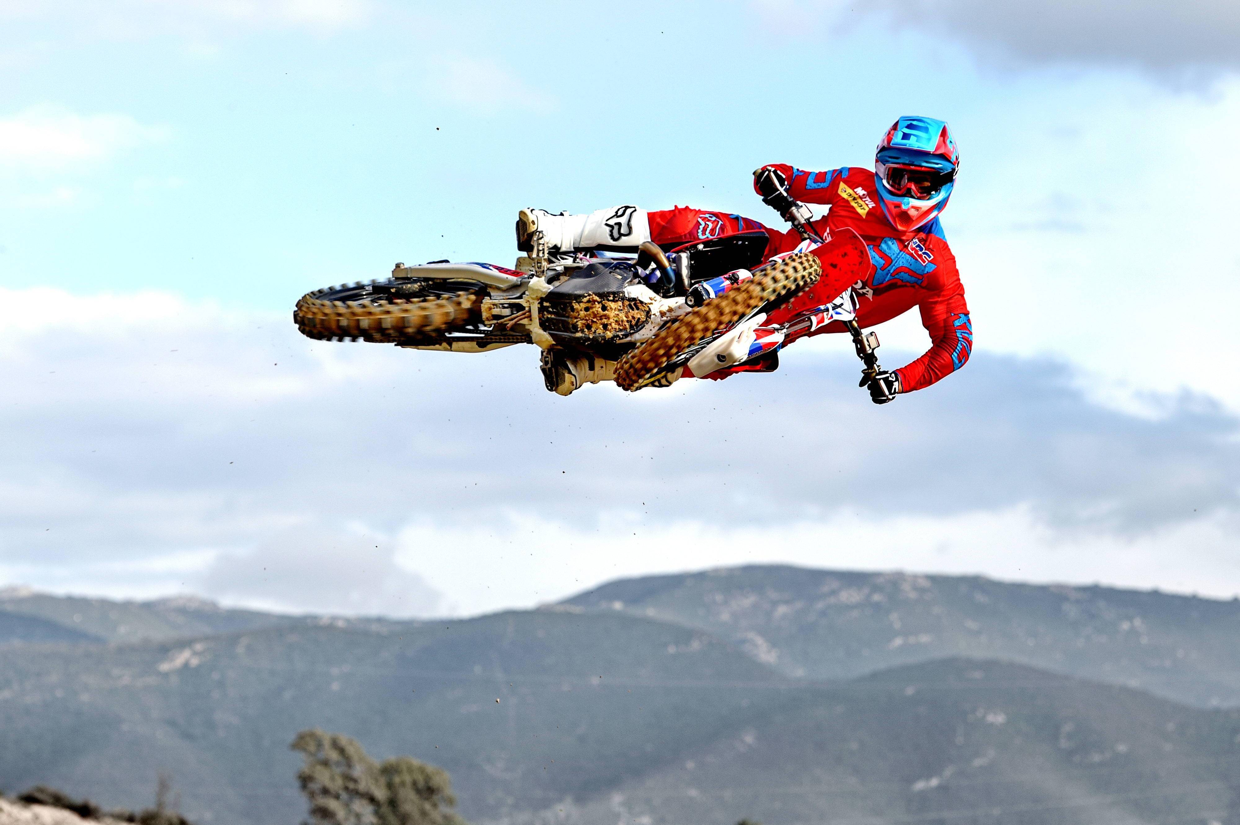 特写俄罗斯越野车手波布里舍夫