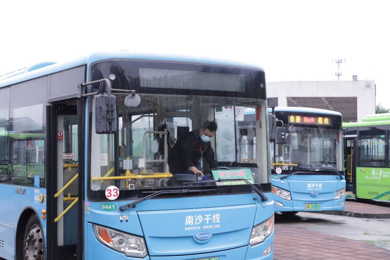 榄核镇公交总站停靠车辆开始恢复运营工作人员做好车辆消毒工作居民