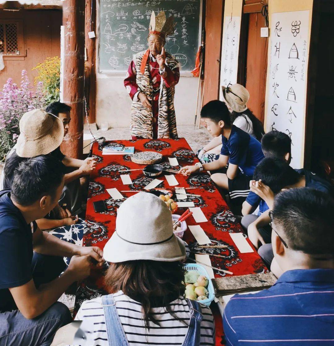 玉龙关注为游客讲解纳西文化教书写东巴字白沙81岁老东巴这样传递民族
