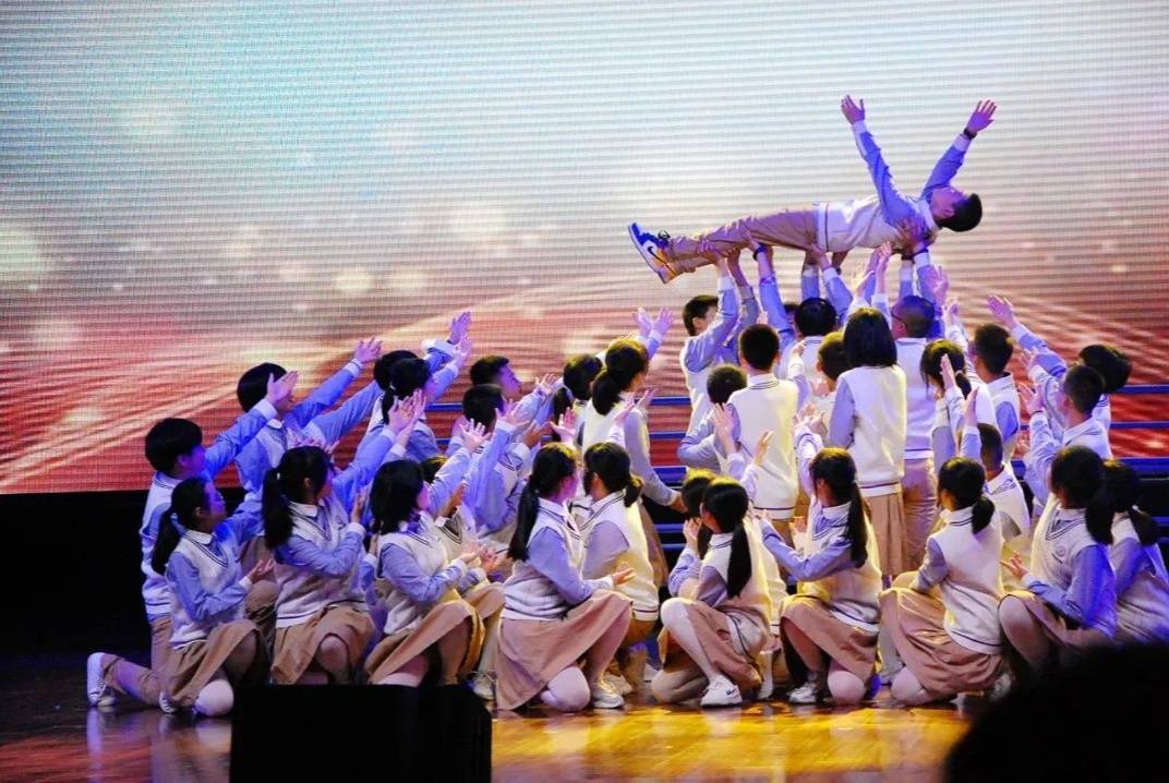 闪亮青春重庆鲁能巴蜀中学举行班级形象大赛