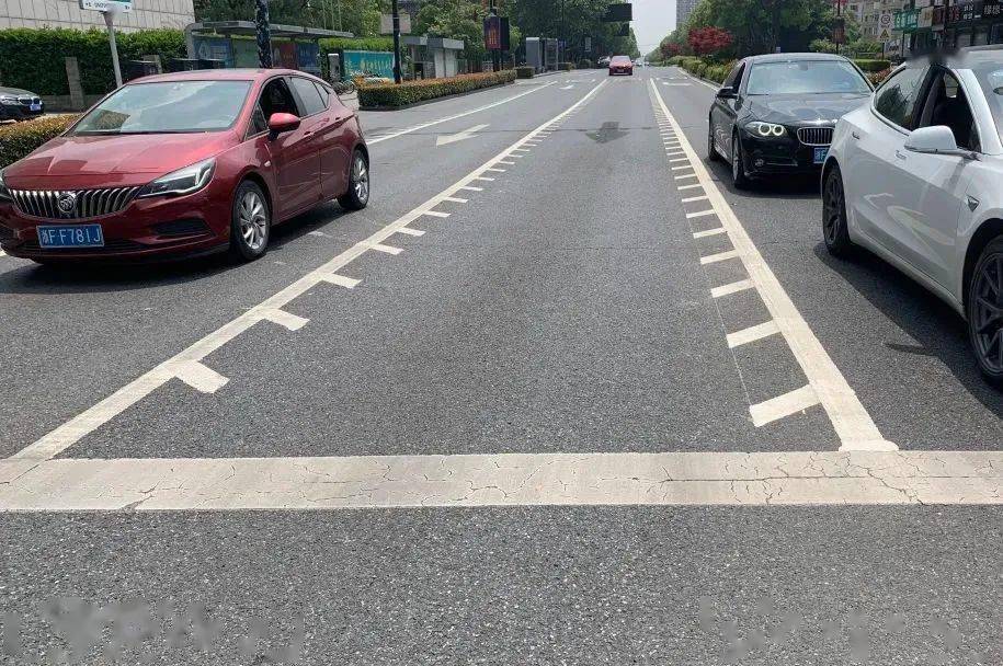 可以根据交通流量科学改变车道的导向,从而提高路口通行效率