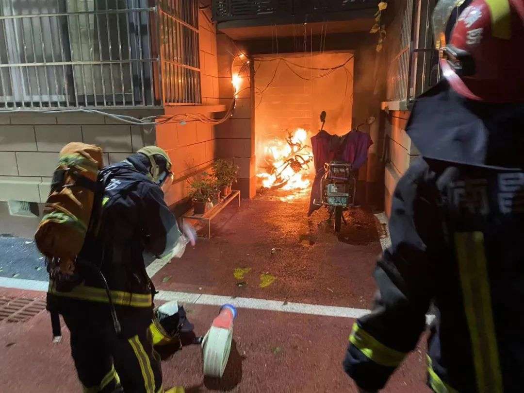 南昌一居民楼楼道口电动车突发大火楼上居民被困消防紧急救援