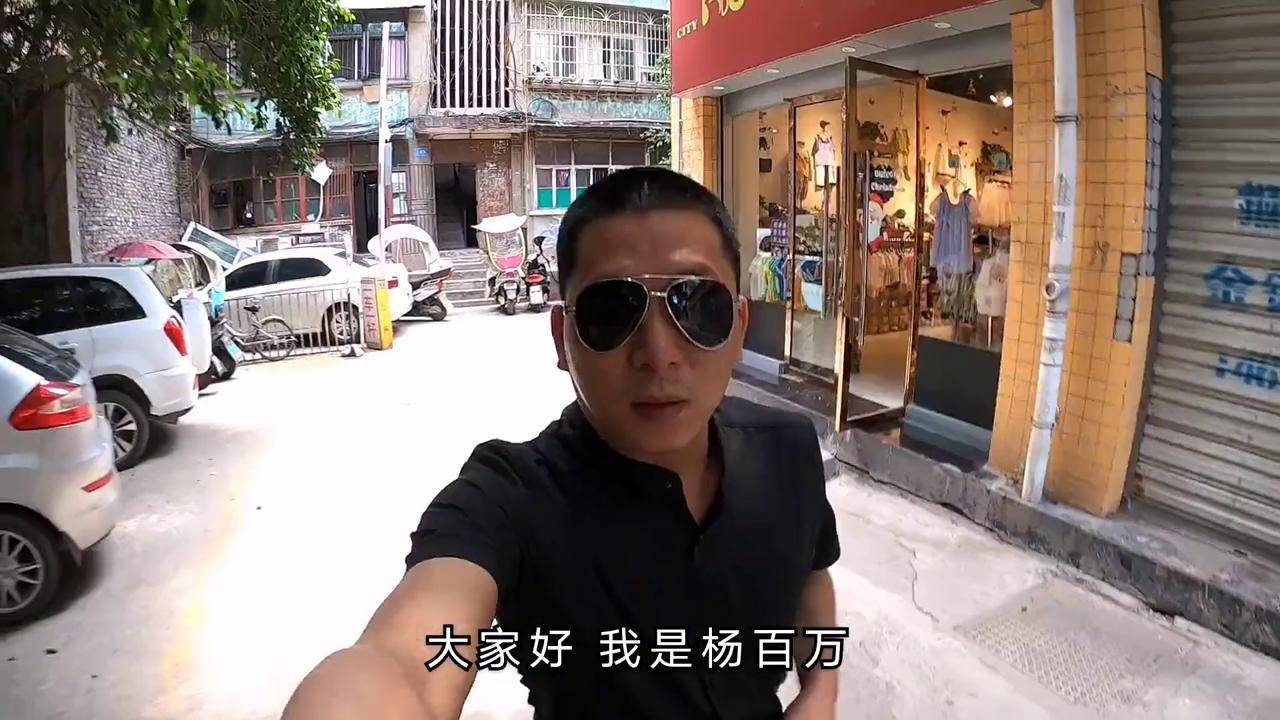 杨百万染了一头红发到荣昌最繁华的步行街看看回头率怎么样