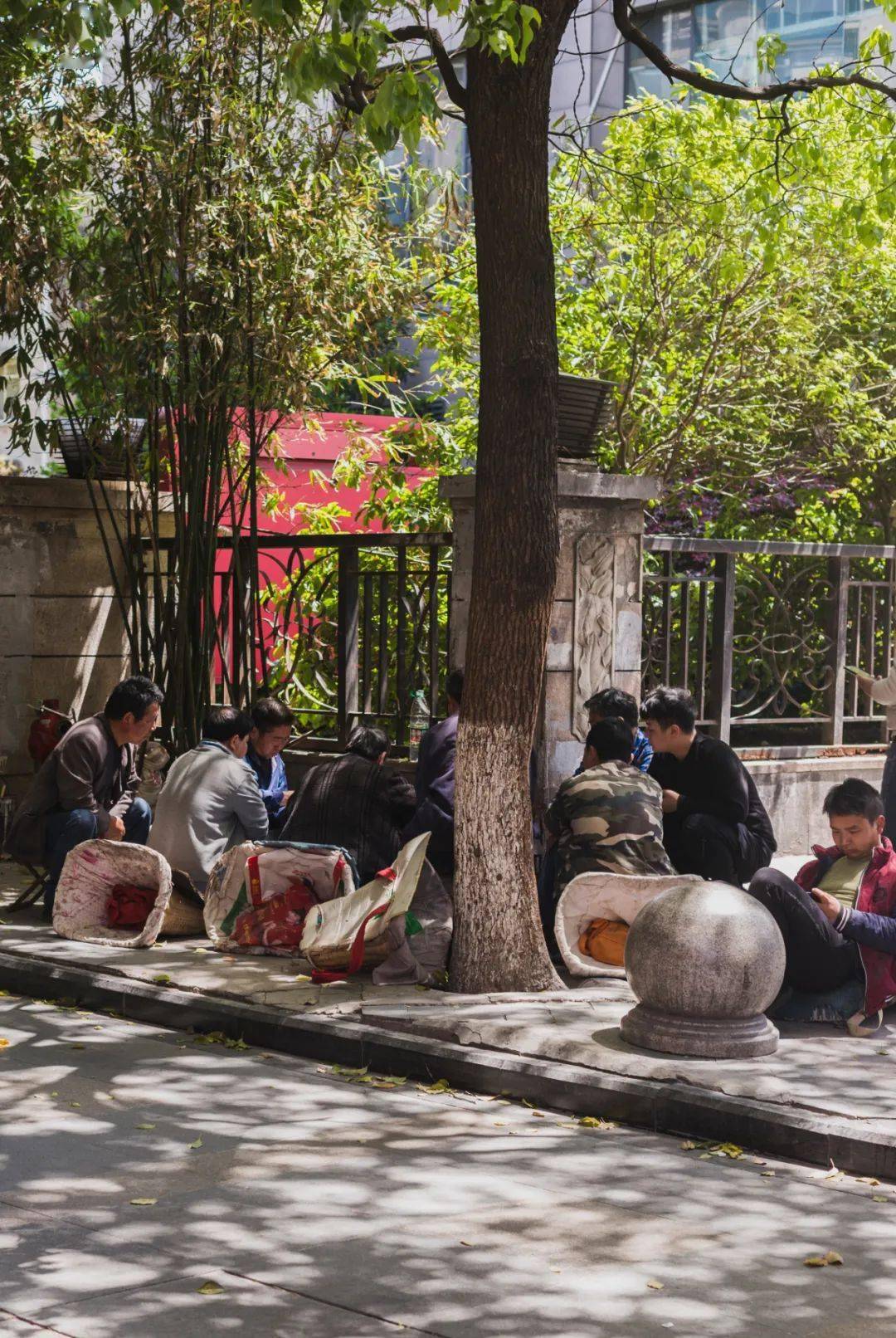 实拍贵阳"背篼"市场:做不动了,就回老家