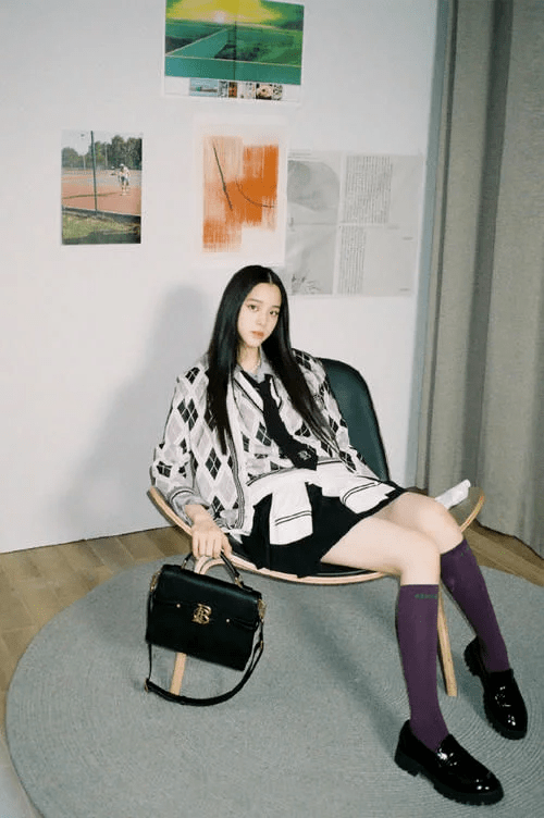 欧阳娜娜太甜了一身学院风造型搭配紫色中筒袜妥妥的高中生