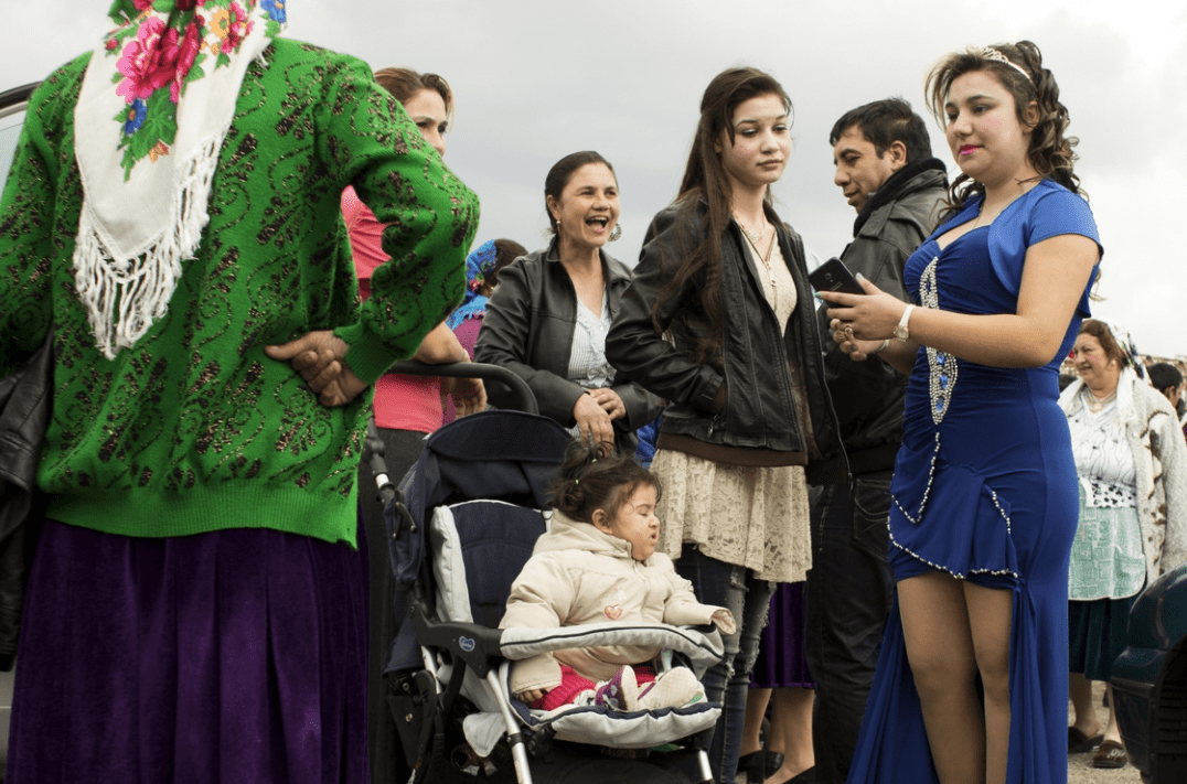 保加利亚的悲哀新娘市场女性精心打扮公开标价卖身