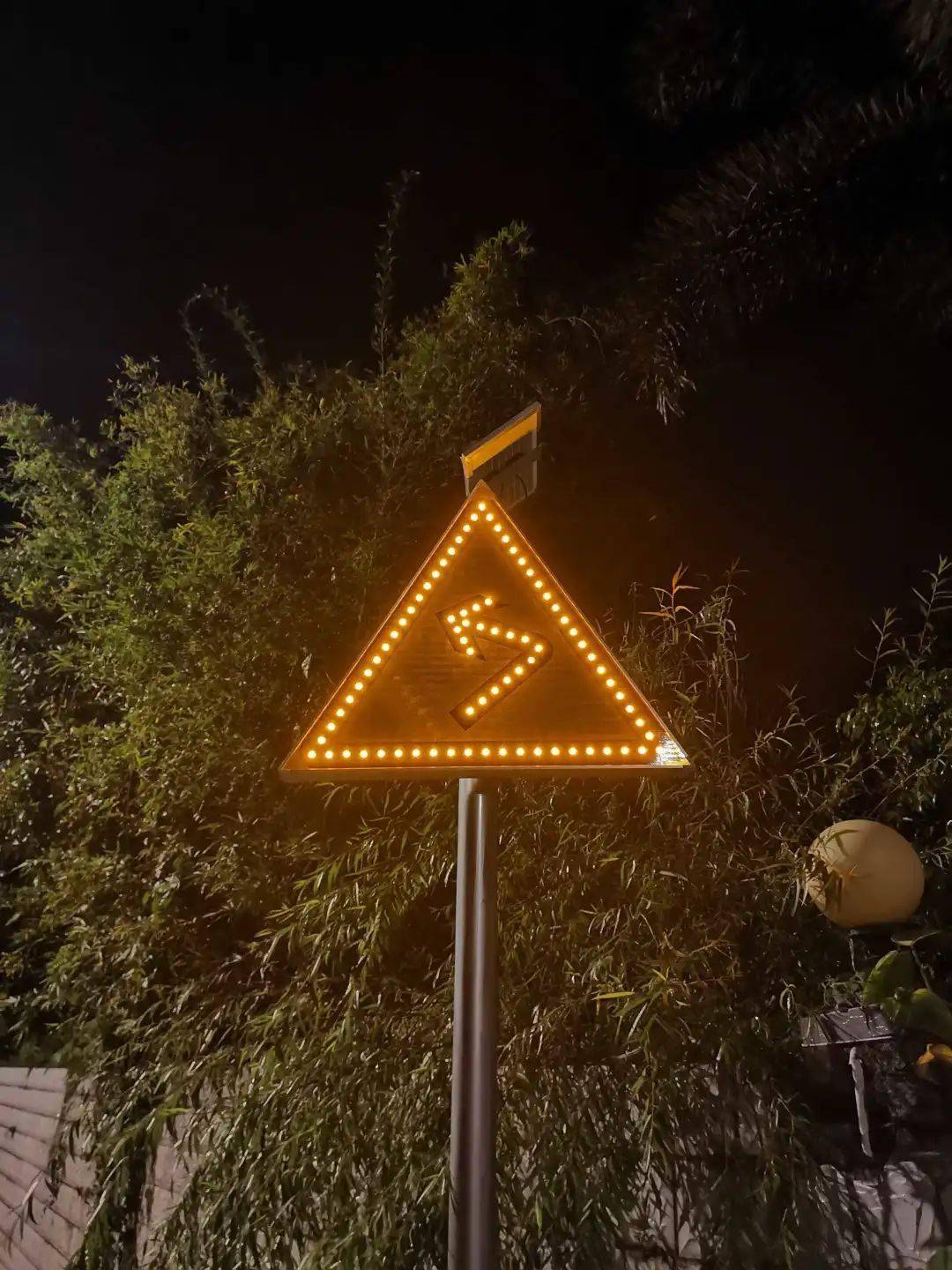首次太阳能自发光急转弯标志亮相同安山区公路