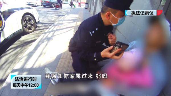 北京突发：男子向警车做了个手势，然后倒在地上