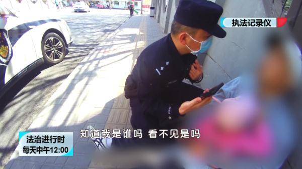 北京突发：男子向警车做了个手势，然后倒在地上