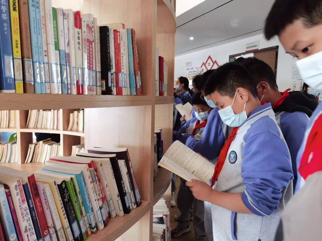 世界读书日我们沉浸式阅读花样百出