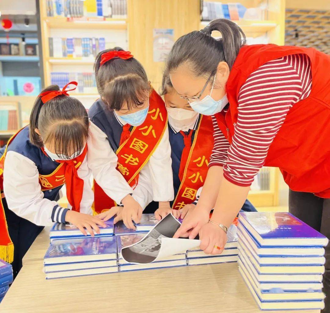 我是小小图书管理员赣州市嵯峨寺小学第27个世界读书日职业体验活动