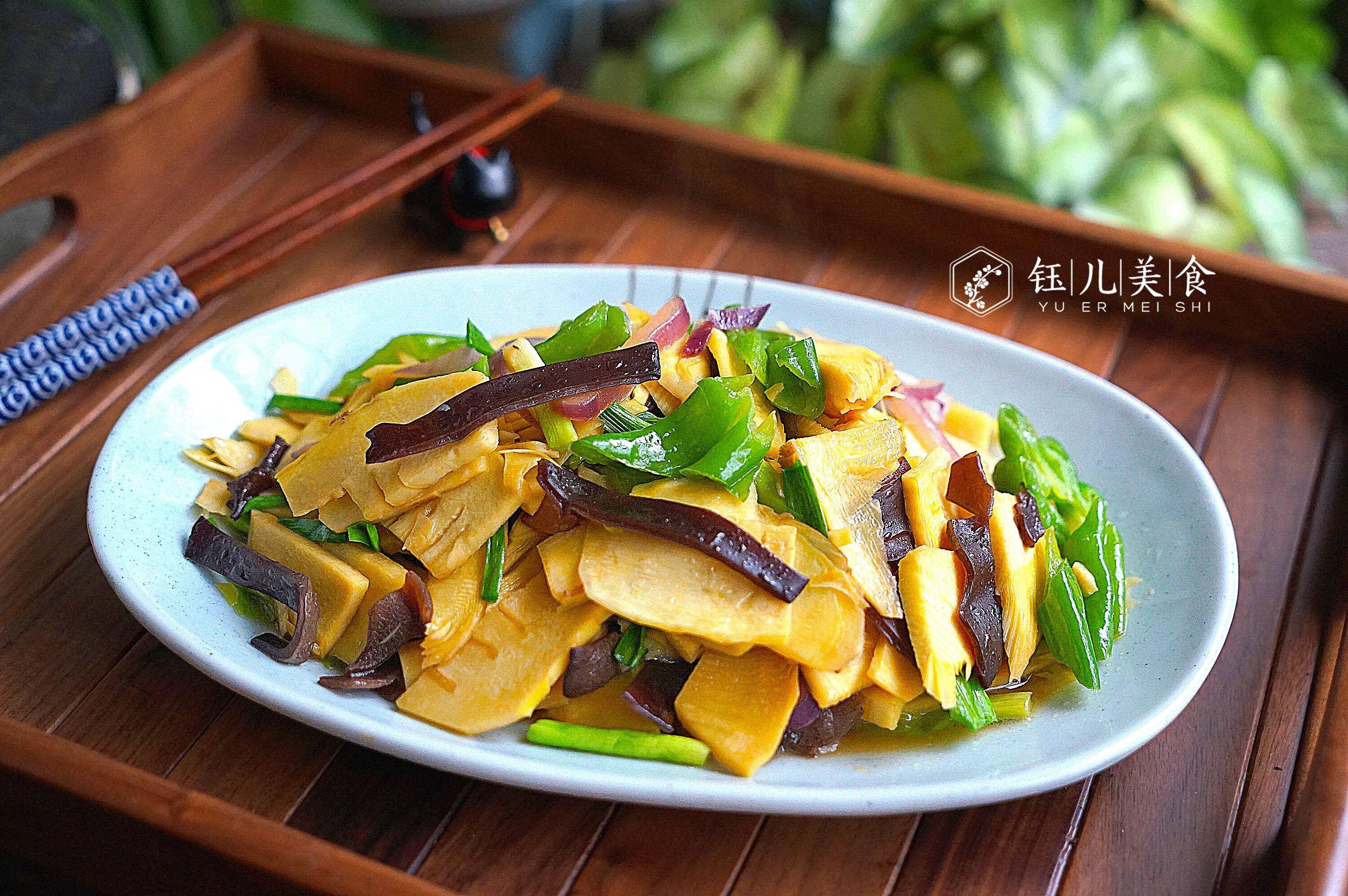 【素炒笋片】春天是吃笋的季节,尤其是雷笋格外鲜嫩好吃,这时候再不吃