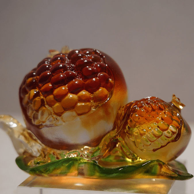 走进展览馆,曲行的浮雕墙上投影了石榴的起源及发展.