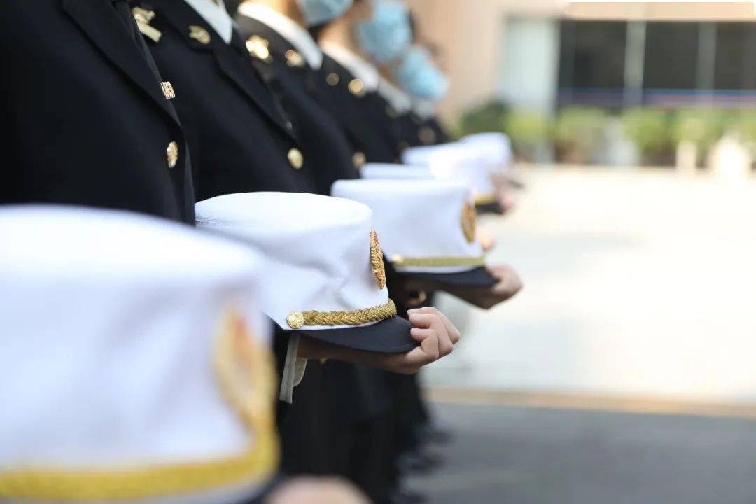 海关制服领花佩戴方向图片