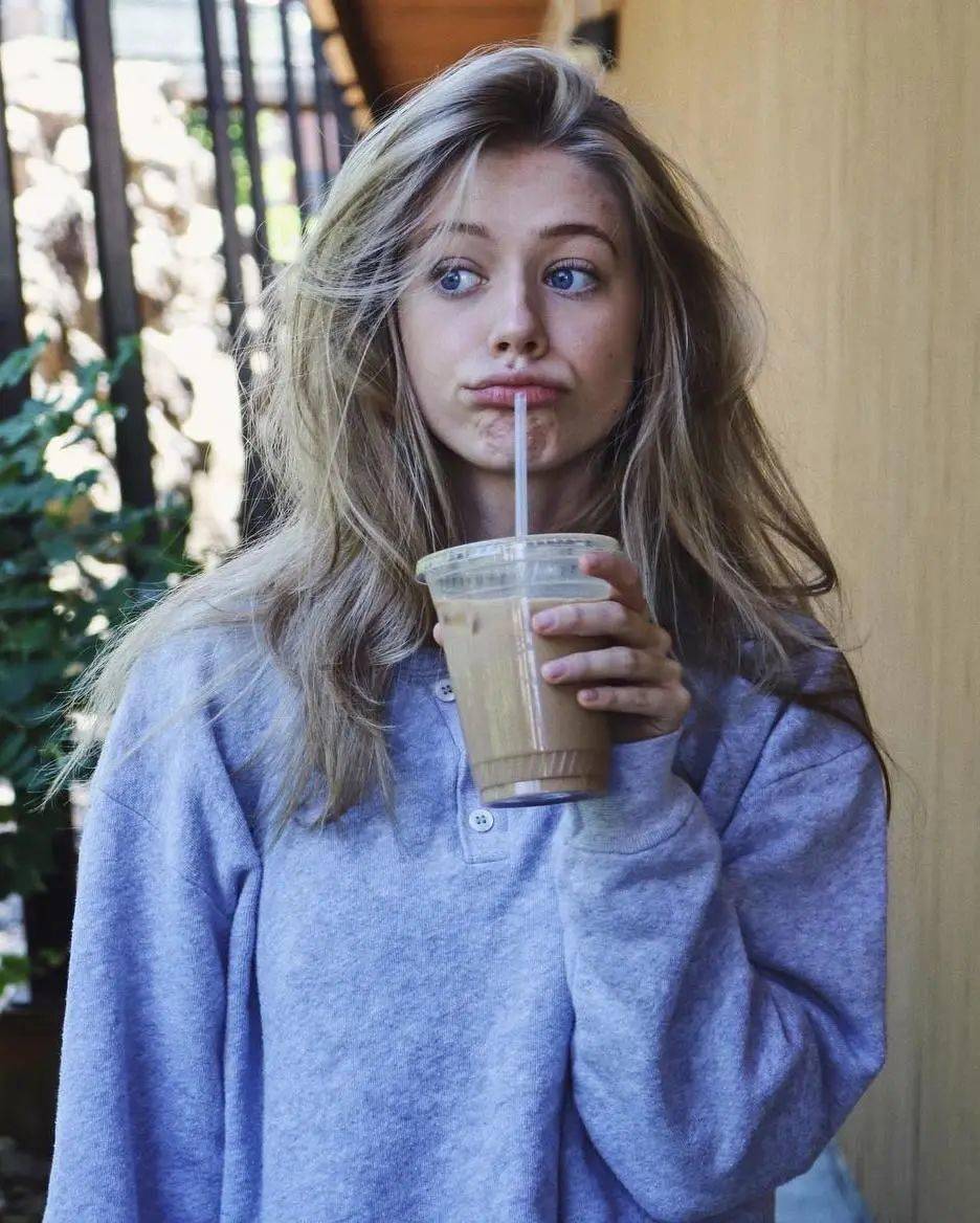 扑扇扑扇的长睫毛下是一双湖水蓝色的瞳仁,深邃又干净.