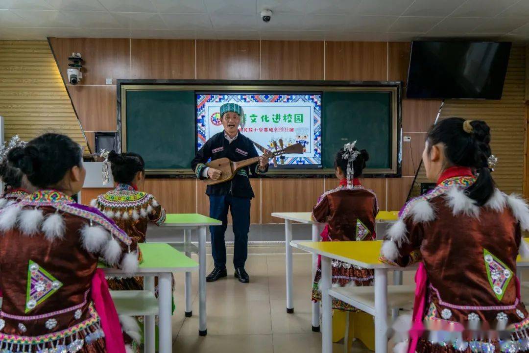 融水苗族自治县民族小学：非遗文化放光彩 团结之花遍地开 