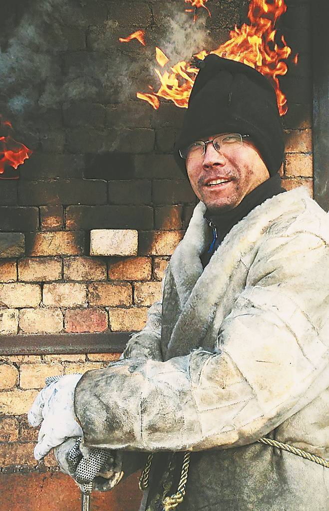 王仁亮是"80后",现为哈师大美术学院雕塑教研室主任,副教授.