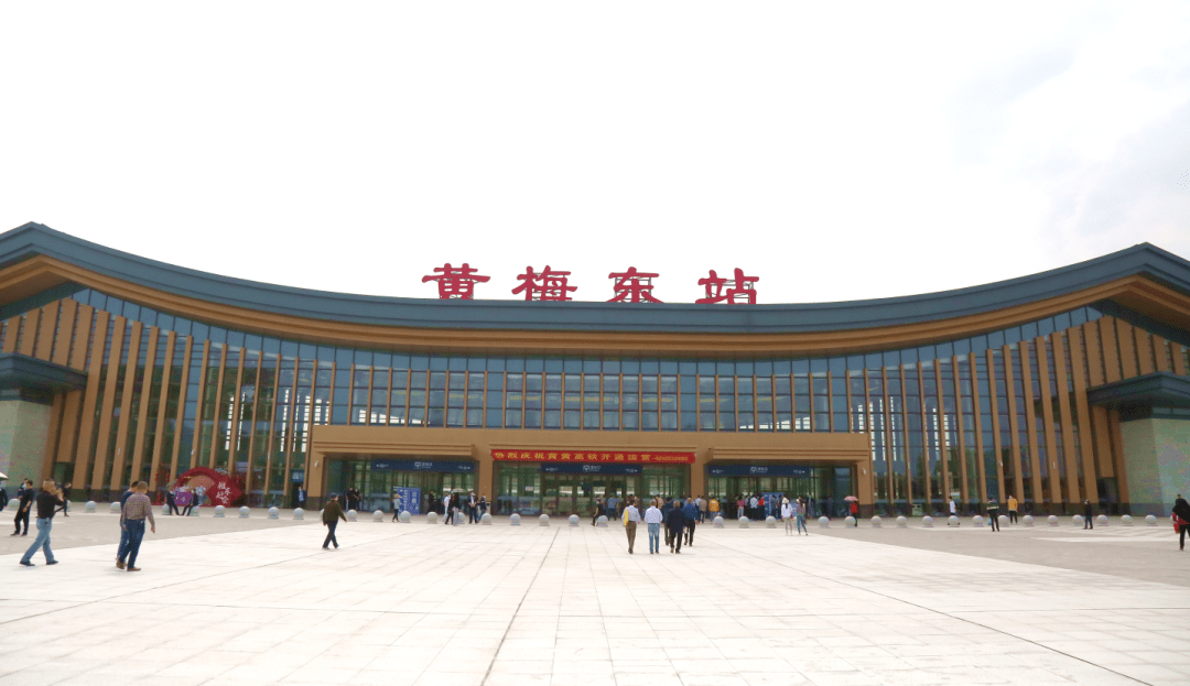 黄梅县拥有"禅宗祖庭"四祖寺,五祖寺;有中华长梅寿星——蔡山晋梅;有