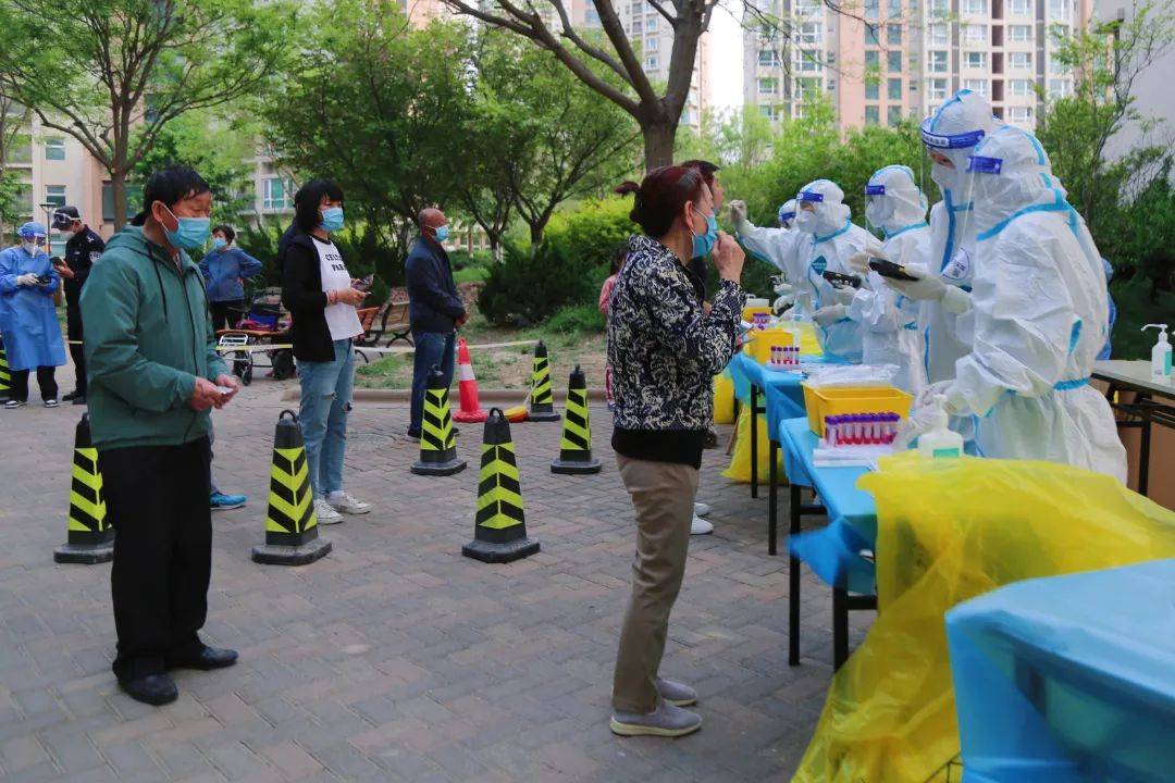 直击挑灯夜战2小时8475人通州梨园防范区首轮核酸检测全部阴性