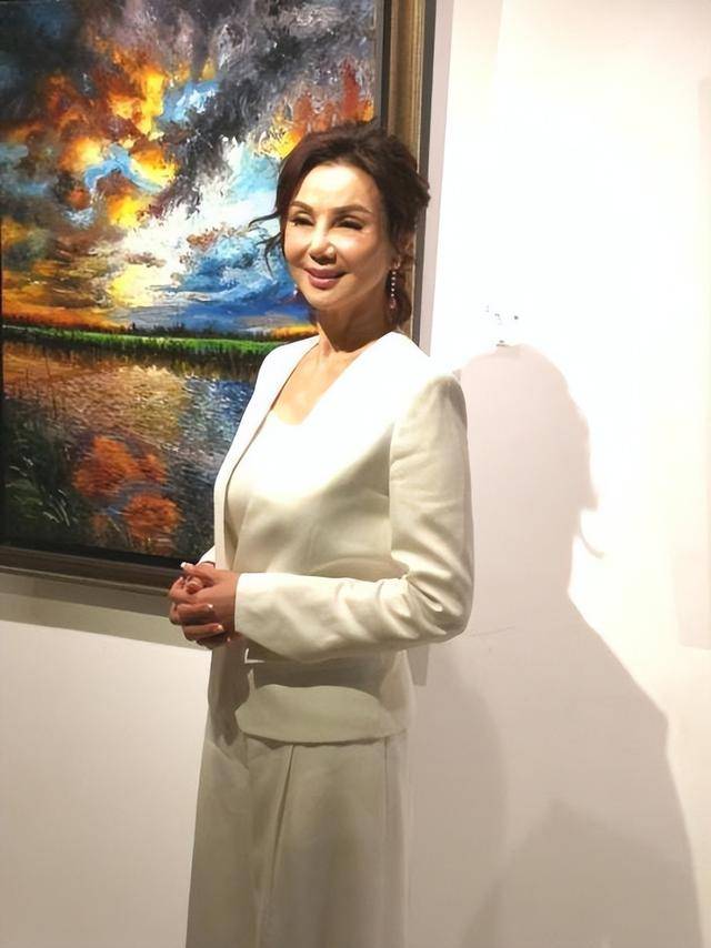 原创谢玲玲老了不包装也漂亮穿白衬衫牛仔裤显年轻而且气质高贵