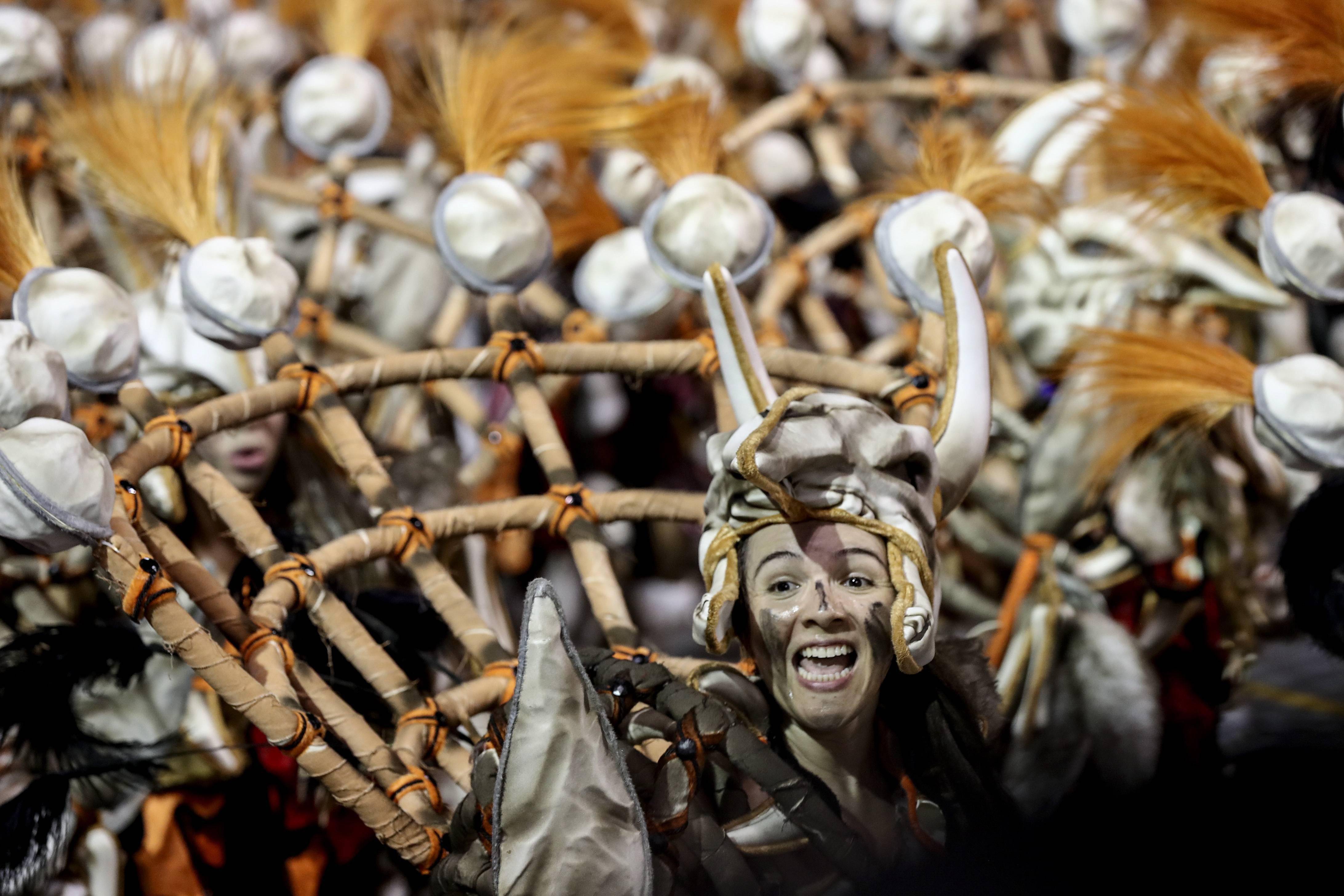 狂欢节上的桑巴舞校表演