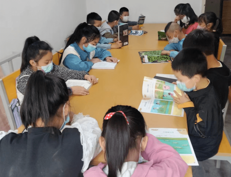 雷坛河西街社区雏鸟驿站开展青少年读书会活动