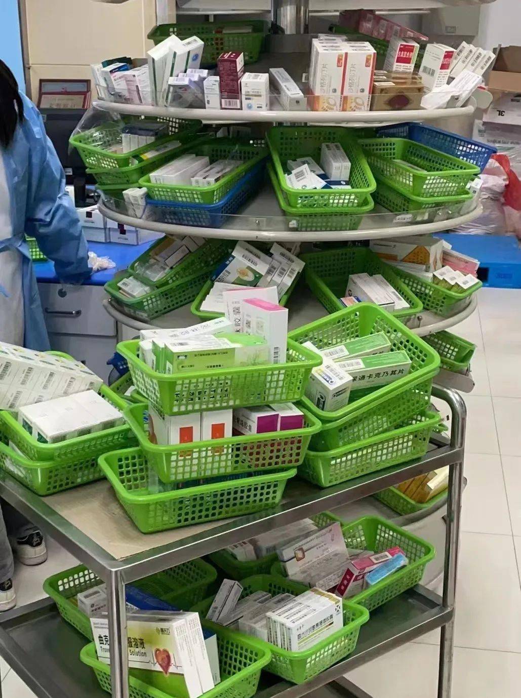 每天,来自不同街镇,不同社区的"配药员"云集医院,给我们门诊药房带来