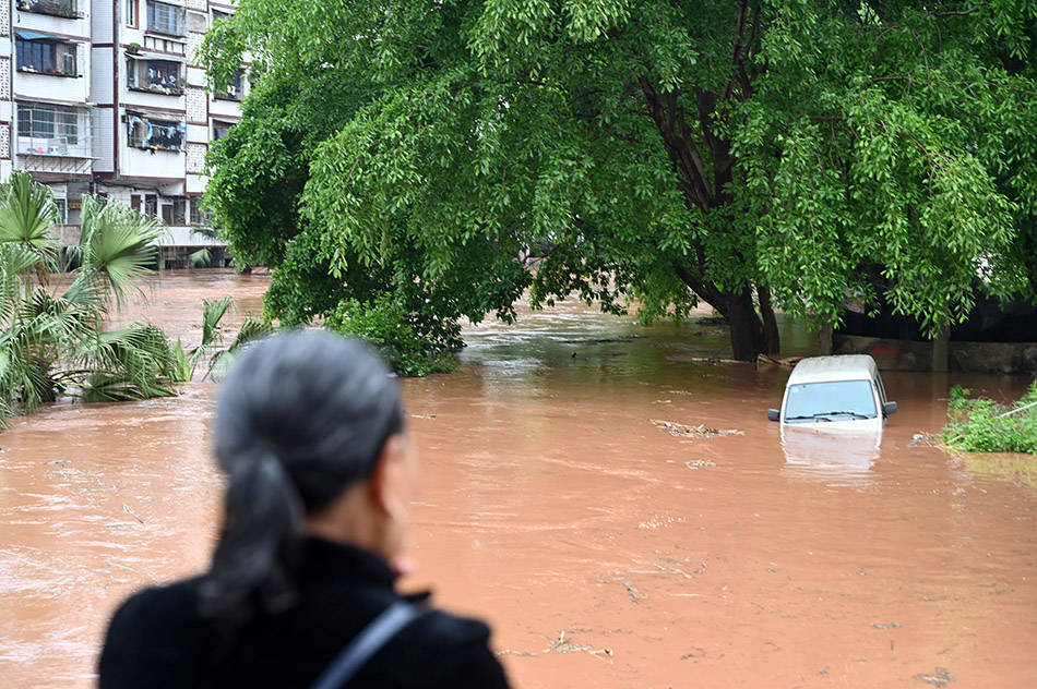 四川内江遭大风暴雨袭击，道路积水已致16563人受灾