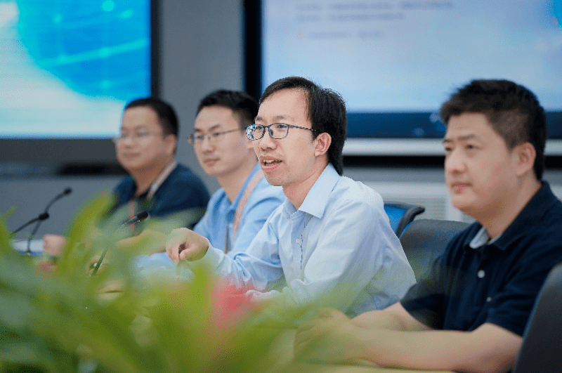 华为数字能源技术有限公司数据中心能源营销支持部部长李会永(右二)