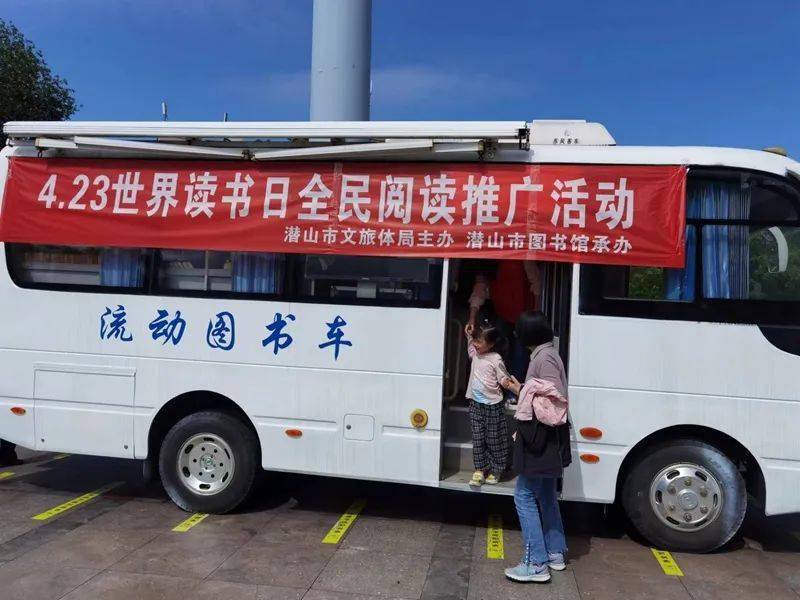 大家纷纷进入"流动图书车"挑选自己喜欢的图书翻阅,读者们看着自己